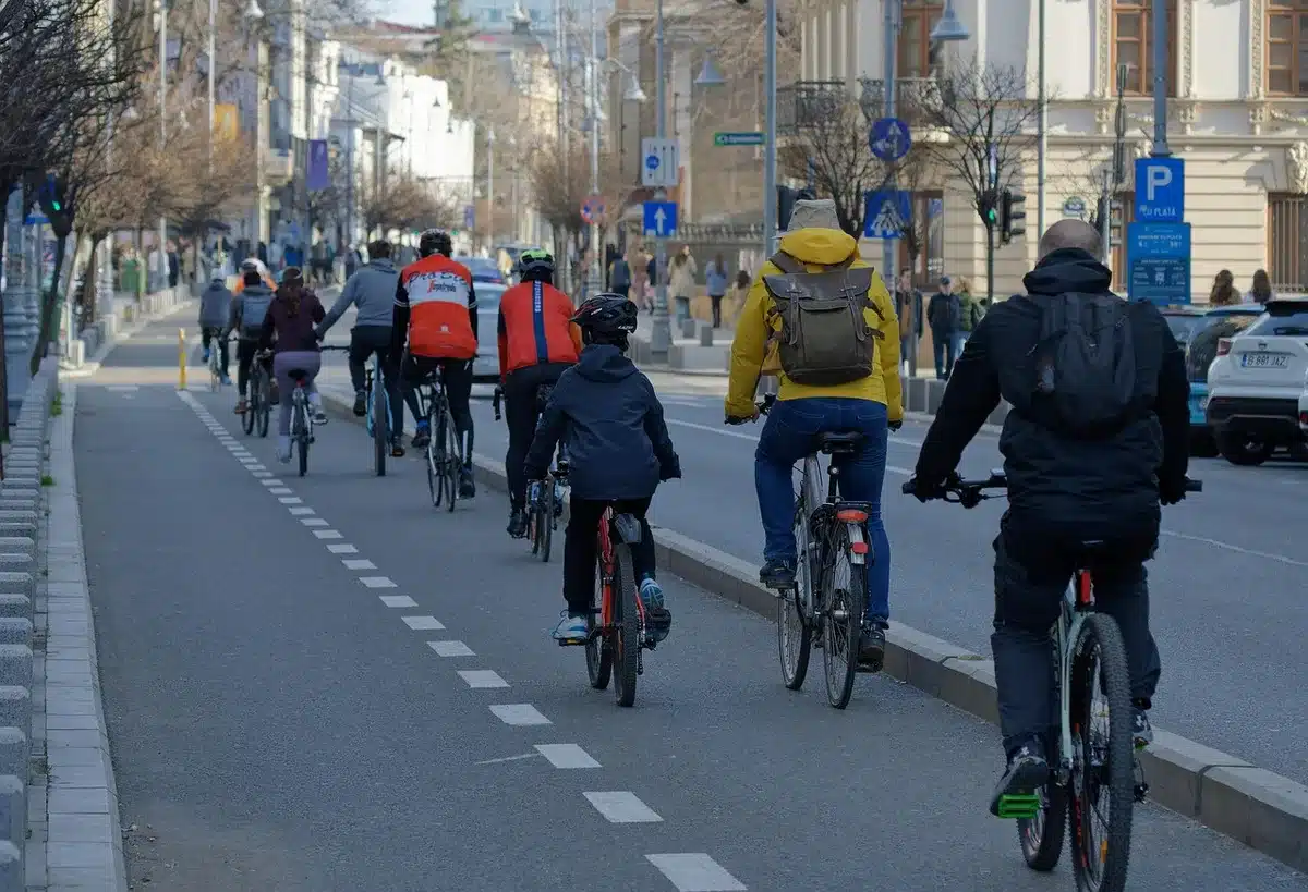 Coureur sur piste réalisant une séance intense en milieu de semaine sous un ciel clair