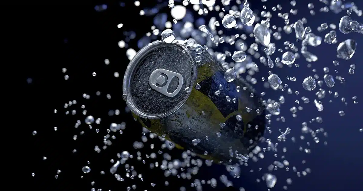 Verre d'eau et réveil sur une table de chevet en plein jour