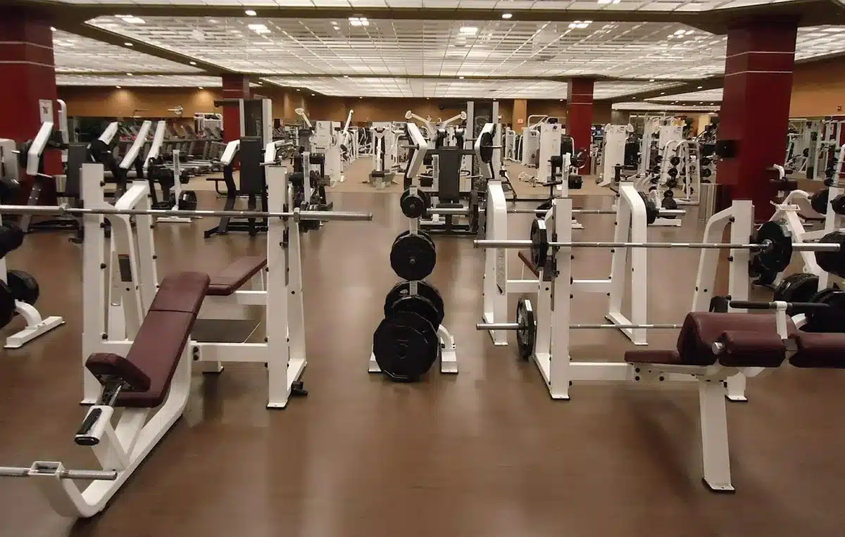 Haltère/ barre lourde posée sur une plateforme de musculation en salle