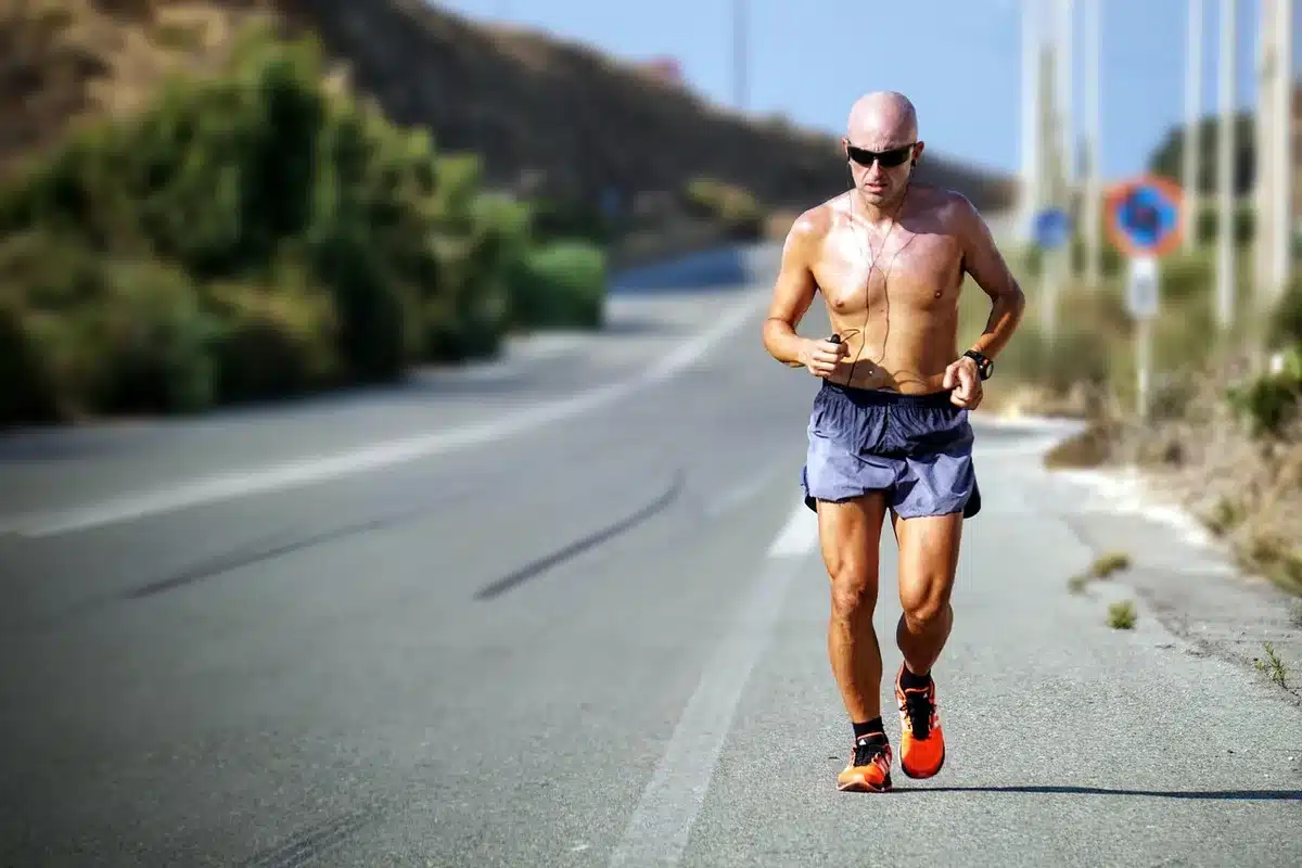 Personne faisant du jogging en plein jour pour la santé cérébrale