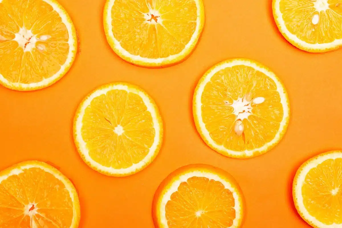 Comparaison illustrative entre vitamine D2 et D3 sur une table