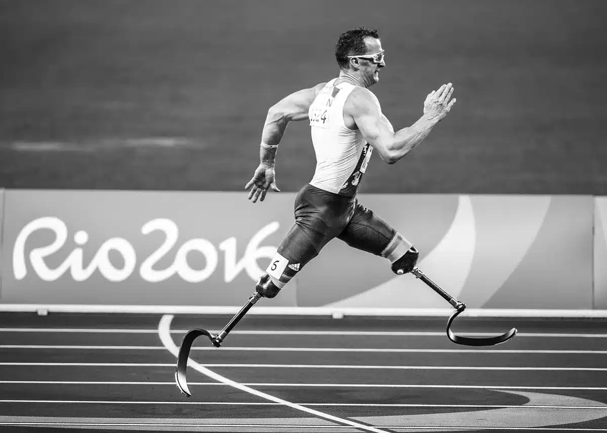 Montre de sport affichant estimations et données de course